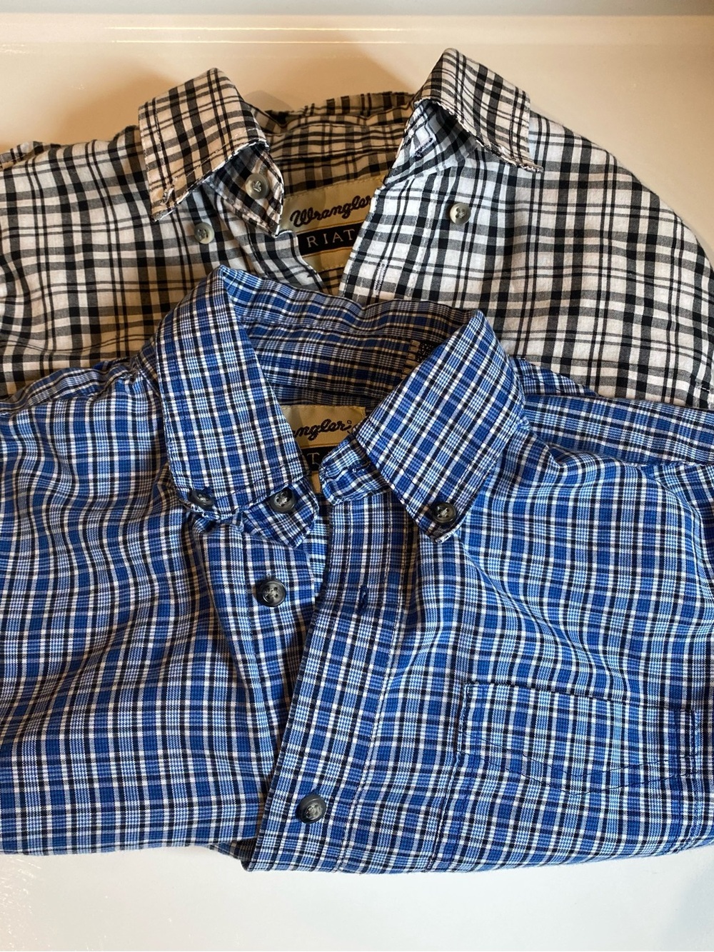 LOT of 2 Wrangler Boy’s Button-Down long-sleeve Shirt size M